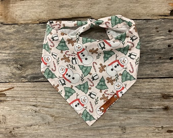 Hondenbandana, schetsmatige klassieke kerst, traditionele stropdas, gepersonaliseerde leren naamplaatje bandana, sjaal, huisdieraccessoires, hondenbandana