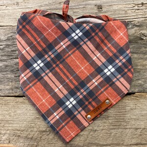 Hundehalstuch, Winter Karo Rost Dunkelblau, Traditionelle Krawatte, Personalisiertes Leder Namensschild Bandana, Schal, Tierzubehör, Hundehalstuch