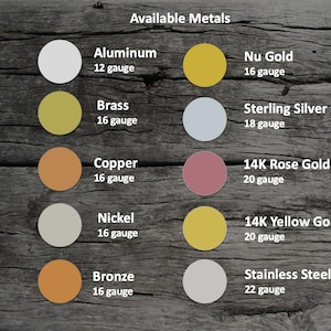 K&ouml;nnte beinhalten: Eine Tabelle mit den verschiedenen verf&uuml;gbaren Metalloptionen f&uuml;r ein Produkt, mit Farbmustern und Drahtst&auml;rken. Die Metalle umfassen Aluminium, Messing, Kupfer, Nickel, Bronze, Nu-Gold, Sterlingsilber, 14 Karat Ros&eacute;gold, 14 Karat Gelbgold und Edelstahl.