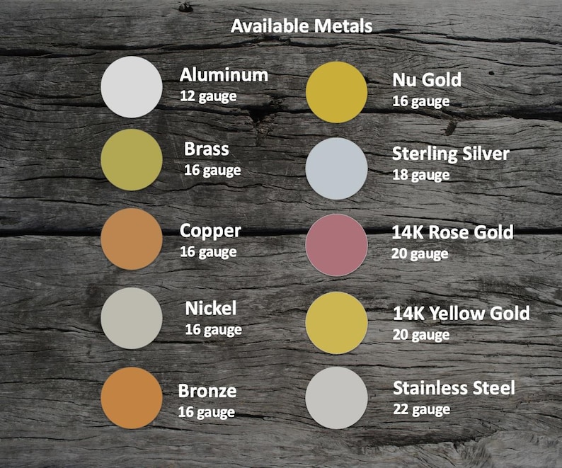 K&ouml;nnte beinhalten: Eine Tabelle mit den verschiedenen verf&uuml;gbaren Metalloptionen f&uuml;r ein Produkt, mit Farbmustern und Drahtst&auml;rken. Die Metalle umfassen Aluminium, Messing, Kupfer, Nickel, Bronze, Nu-Gold, Sterlingsilber, 14 Karat Ros&eacute;gold, 14 Karat Gelbgold und Edelstahl.