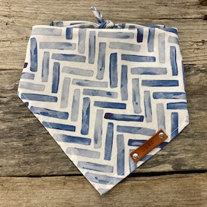 Hondenbandana, indigoblauw geverfde traditionele stropdas met punthaken, gepersonaliseerde leren naamplaatje bandana, sjaal, huisdieraccessoires, hond puppy bandana