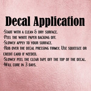 Peut inclure: Instructions d'application des d&eacute;calcomanies&nbsp;: Commencez par une surface propre et s&egrave;che. D&eacute;collez le papier de support blanc. Appliquez lentement sur votre surface. Frottez sur le d&eacute;calque en appuyant fermement. Utilisez une raclette ou une carte de cr&eacute;dit si n&eacute;cessaire. D&eacute;collez lentement le ruban adh&eacute;sif transparent du dessus du d&eacute;calque. Durcira en 3&nbsp;jours.