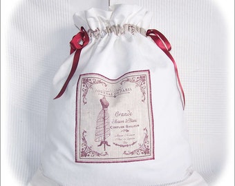 Sac à linge grand format – Tons de blanc, beige et bordeaux avec médaillon "Mannequin de couture" – Fait main.