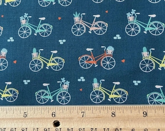 Vélos avec paniers de fleurs sur fond bleu sarcelle.   Vélos pour filles - très colorés