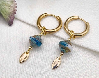 Blaue Tschechische Glas Gold Tropfen Creolen, kleine zierliche Huggie Ohrringe, Baumeln Ohrringe, Boho Ohrringe, Edelstahl Creolen, Party Ohrringe