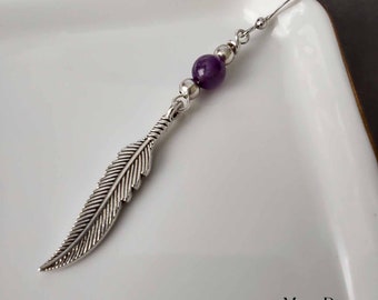 Può includere: Orecchino in argento con una piuma e una perla di ametista viola e perline d'argento.