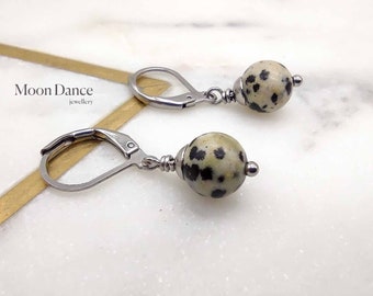 Può includere: Un paio di orecchini pendenti in argento con un ciondolo di pietra di diaspro dalmata bianco e nero su ogni orecchino.