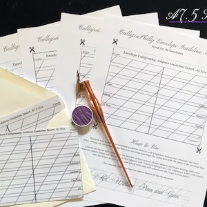 Könnte beinhalten: Ein Satz druckbarer Kalligraphie-Adressrichtlinien-Einsätze für Umschläge der Größe A6 und A7.5. Die Einsätze verfügen über ein Rastermuster mit Linien zum Schreiben von Adressen. Das Bild zeigt auch einen Kalligraphie-Stift, Tinte und eine Schere.