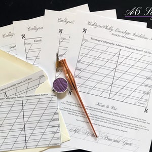 Könnte beinhalten: Ein Satz druckbarer Kalligraphie-Adressrichtlinien-Einlagen für Umschläge in den Größen A2, A6 und A7,5. Die Einlagen verfügen über ein Rastermuster, das bei der Abstands- und Ausrichtungshilfe hilft. Das Bild zeigt auch einen Kalligraphie-Stift, Tinte und eine Schere.