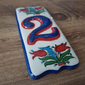 Juego de números y letras de cerámica hechos a mano con elegantes diseños de tulipanes, números de dirección, números de puerta, números de cerámica, letrero de pizarra para casa.