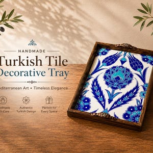 Puede incluir: Una bandeja rectangular de madera con una base blanca y un patrón floral en azul y turquesa vibrante. La bandeja tiene bordes de madera marrón oscuro y asas de metal ornamentadas en dos lados. El texto en la imagen dice Handmade Turkish Tile Decorative Tray.