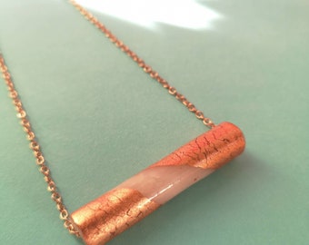 collier tube en argile polymère et feuilles de cuivre sur une chaîne plaquée or - bijoux - déclaration - or - anniversaire - cadeaux de Noël