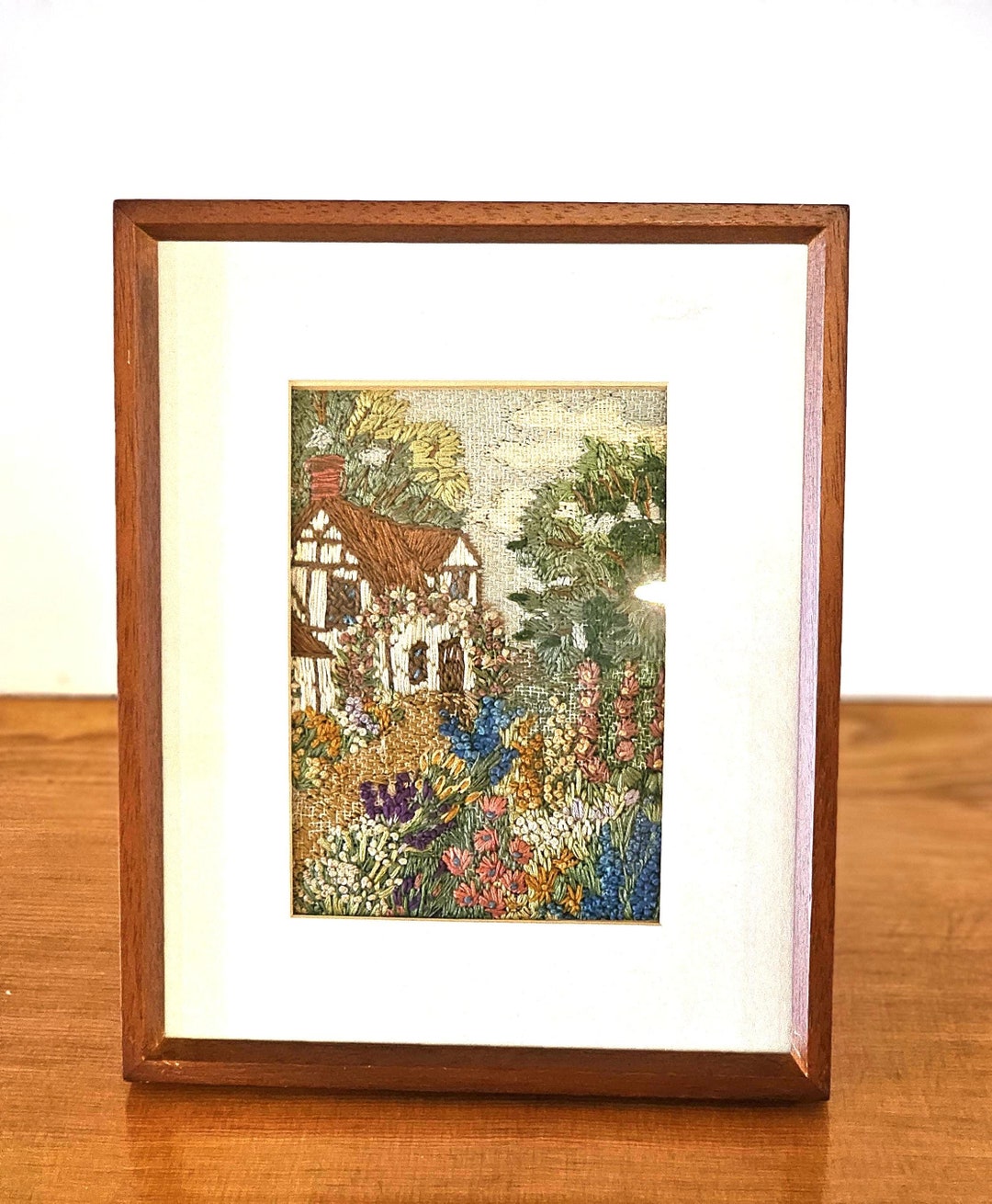 Broderie Crewel Encadrée - Village Et église - Fait Main - Vintage US