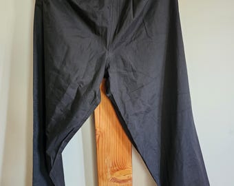 Pantalones impermeables de nailon negro vintage: prendas de abrigo pioneras de los años 80, fabricadas en Canadá. Ubicados en Canadá.