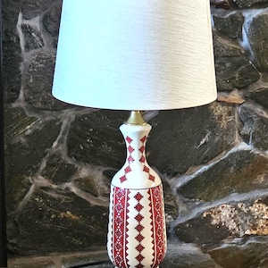 Vintage Ukrainische Tischlampe - Rote und Weiße Keramik Hygge Lampe - 70er Jahre Stil MCM Lampe