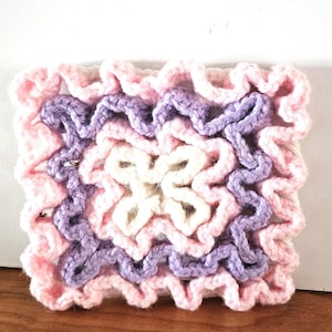Vintage Hand Knit Floral Hot Pad - Farmhouse Kitchen - Cottage Core - Handmade Pot Holder
