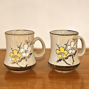 Paar Vintage Floral Keramik 70er Jahre Steingut Tassen, Korea, Gelb und Braun Küche, Kitch, MCM Tassen, Retro Blumen Kaffeetassen