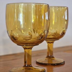 Paire de gobelets vintage, gobelets à empreinte digitale Bartlett Collins pour pièce d&#39;or, gobelets en ambre, grands verres à vin, verres à vin MCM