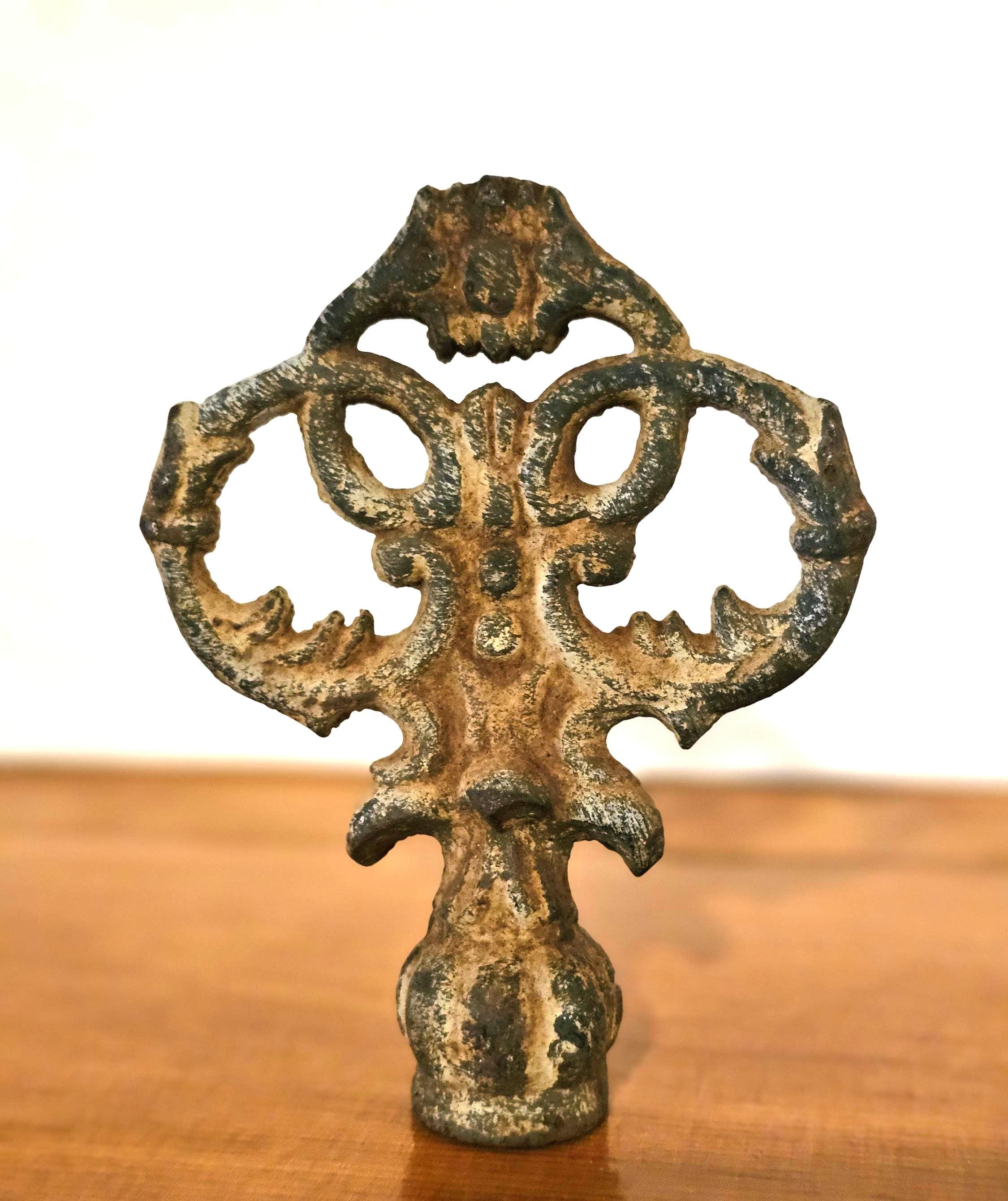 Cast Iron Rococo Finial: Gothic French Garden Decor (14x11x4cm