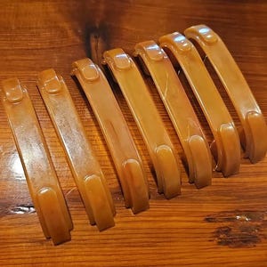 Puede incluir: Un juego de tres cuencos de cerámica apilables en tonos azules, verdes y blancos. Los cuencos presentan un esmalte moteado y un diseño sencillo y moderno. El cuenco más grande mide unos 15 cm de diámetro.