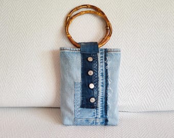 Bolso de mezclilla reciclada con asas de anilla, monedero de mezclilla azul desteñida reciclado, bordado sashiko, mini bolso de estilo vintage, hecho a mano.