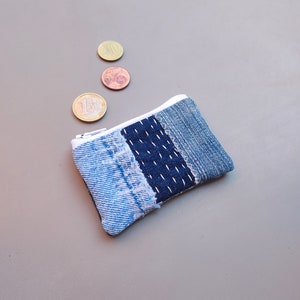 Mini Pochette zip in jeans riciclato e ricamo a mano, Portamonete jeans, Bustina zip, Custodia cuffiette, Porta amuleto, Custodia in tessuto