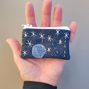 Mini Astuccio Jeans, Portamonete Jeans Riciclato Ricamo Sashiko, Porta Cuffiette, Piccola Pochette Cerniera, Borsa Amuleto Rosario