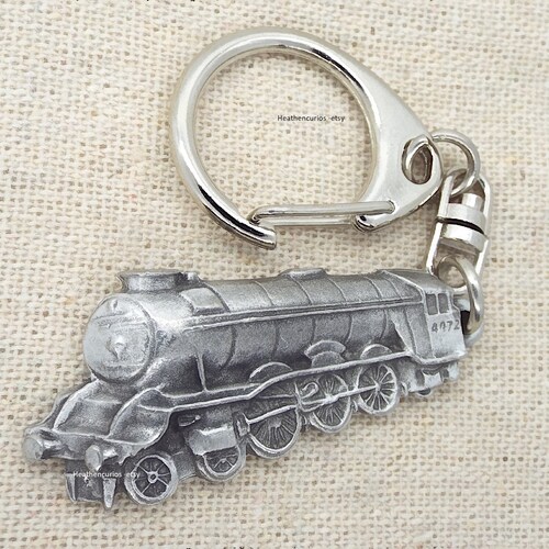 Flying Scotsman Train Pewter Pushgate Keyring in Grey Burlap Pouch