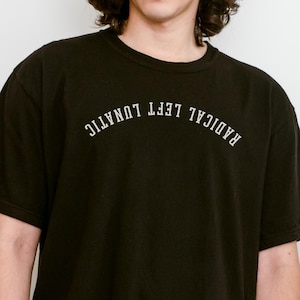 Camiseta de izquierdas al revés, divertida camiseta política de lunáticos radicales de izquierda, sutil camiseta anti MAGA, camiseta con letras al revés, Comfort Colors®