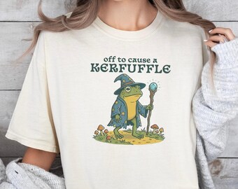 Camiseta unisex "Off To Cause A Kerfuffle Wizard Frog" - Comfort Colors® Tallas S a 4XL