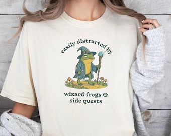 Camiseta con estampado divertido de rana maga que se distrae fácilmente con preguntas secundarias - Comfort Colors®