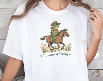 Camiseta "Off to Cause a Kerfuffle", divertida camiseta gráfica Comfort Colors® con estampado de rana vaquera, tallas S a 4XL.