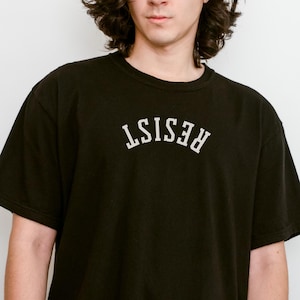 Camiseta Resist con letras al revés, merchandising político de moda, camiseta Resist con letras al revés, colores políticos sutiles Comfort Colors®, tallas S a 4XL