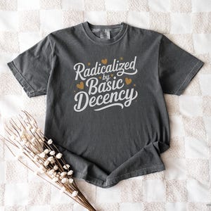 T-shirt basique Radicalized by Decency, unisexes Comfort Colors® S à 4TG | M0430D25
