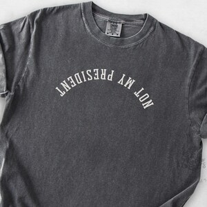 Camiseta "No es mi presidente al revés", sutil camiseta política anti-Trump, camiseta con letras al revés 8647, Comfort Colors® tallas S a 4XL