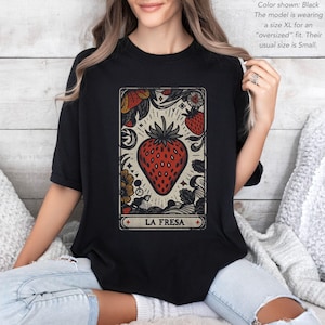 Botanisches Tarot-Karten-Erdbeer-Shirt, trendiges Erdbeerästhetik Boho-Grafik-T-Shirt für Spanisch als Lehrer