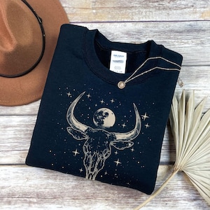 Desert Boho Cow Skull Sweatshirt, Trendy Western Bull Skull Graphic Sweatshirt for Women, Moon and Stars Desert Vibes Boho Sweatshirt