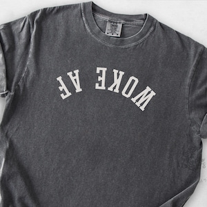 Camiseta Woke AF al revés, camiseta política sutil con letras al revés, mercancía política de moda, colores cómodos®, tallas S a 4XL