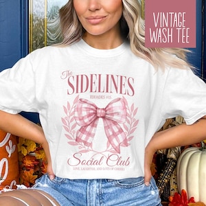 Sideline Social Club T-Shirt, personalisiertes Spieltag-Shirt für Sportmütter, süße Girly Pink Bow Ästhetik, personalisiertes Football Mom Shirt