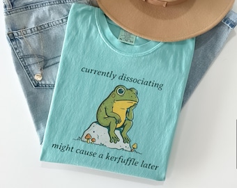 Camiseta de rana disociándose actualmente: Meme desquiciado - Comfort Colors® Unisex Tallas S a 4XL
