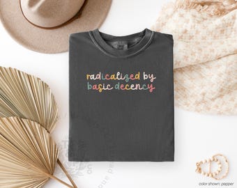 Camiseta radicalizada por la decencia básica, camiseta política progresista, camiseta con mensaje liberal, camiseta con derechos humanos, ropa de activismo por la igualdad