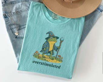 Camiseta unisex "Soverstimulated Frog Wizard", Comfort Colors®, tallas de la S a la 4XL.