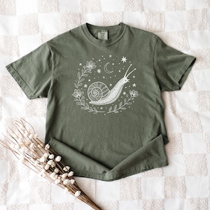 Camiseta con estampado de caracol Comfort Colors®, manga corta o larga, con gráficos naturales Moss