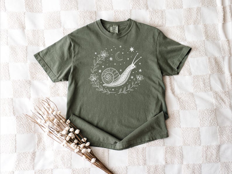 Camiseta con estampado de caracol Comfort Colors®, manga corta o larga, con gráficos naturales Moss
