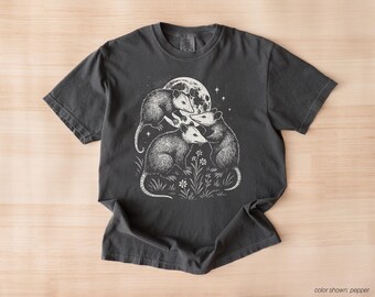 Camiseta unisex Opossum Moon, Comfort Colors®, tallas S a 4XL (tallas juveniles disponibles)