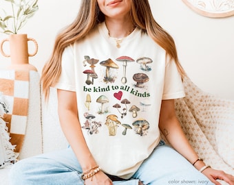 Camiseta unisex "Be Kind To All Kinds Mushroom", Comfort Colors®, tallas de la S a la 4XL.