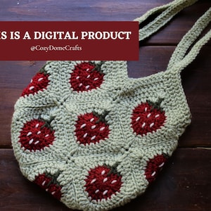 Puede incluir: Una bolsa de mano de crochet verde con diseños de fresas. La bolsa tiene dos asas y está hecha con un hilo texturizado. El texto "THIS IS A DIGITAL PRODUCT @CozyDomeCrafts" está en la parte superior de la imagen.