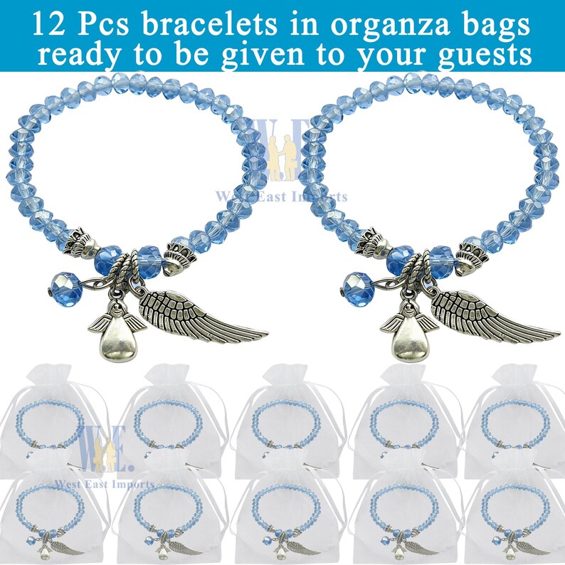 Puede incluir: Doce pulseras de cuentas de cristal azul claro con dijes plateados de &aacute;ngel y ala. Cada pulsera se acompa&ntilde;a de una bolsa de organza blanca. Se muestra el texto 12 Pcs bracelets in organza bags ready to be given to your guests.