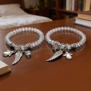 Pulsera con dije de alas de ángel y cuentas de cristal, recuerdo de bautizo, rosa, azul y transparente, con bolsitas de organza. imagen 18