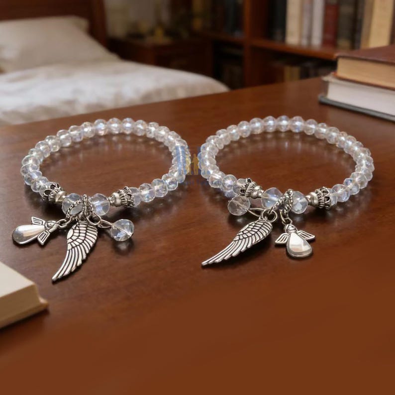 Pulsera con dije de alas de ángel y cuentas de cristal, recuerdo de bautizo, rosa, azul y transparente, con bolsitas de organza. imagen 18